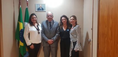 EM BRASÍLIA, PATRÍCIA MARGATTO PROTOCOLA PEDIDO PARA ASFALTO. 