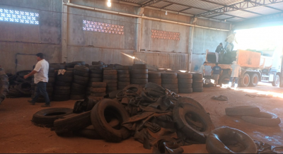 SETOR DE CONTROLE DE ENDEMIAS REALIZA MAIS UM CARREGAMENTO DE PNEUS USADOS.