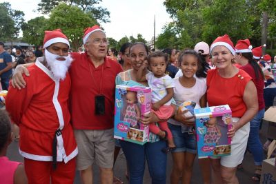 PREFEITURA DISTRIBUI BRINQUEDOS PARA AS CRIANÇAS NA CAMPANHA NATAL FELIZ.