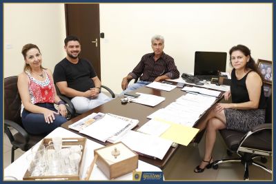 VEREADOR CARLINHOS E DIRETOR SAULO DA ESCOLA 8 DE MAIO SÃO RECEBIDOS PELA PREFEITA PATRÍCIA