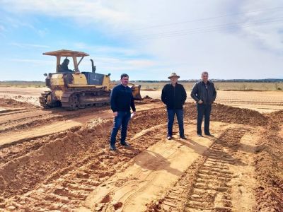 PREFEITO, VICE E SECRETÁRIO DE OBRAS VISTORIAM TRABALHOS NAS ESTRADAS RURAIS DE IGUATEMI. 