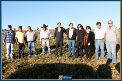 PARCERIA ENTRE PREFEITURA, PRODUTORES E SINDICATO RURAL GARANTE ESTRADA NOVA PARA ÁREA RURAL