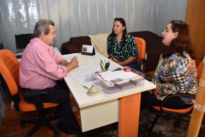 ONEVAN DE MATTOS RECEBE DIRETORA E COORDENADORA DA ESCOLA TANCREDO NEVES