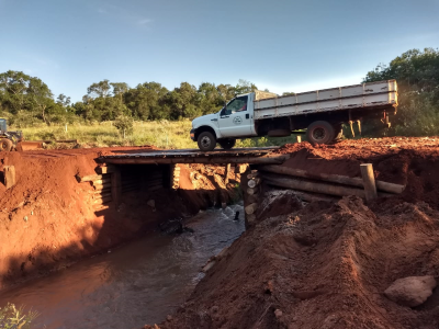 PREFEITURA CONSTRÓI PONTE NO ASSENTAMENTO AUXILIADORA.