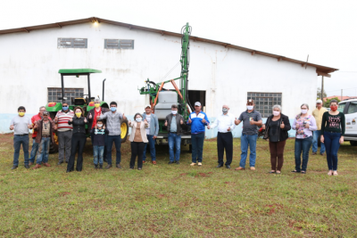 PREFEITURA ENTREGA PULVERIZADOR AGRÍCOLA AOS PRODUTORES RURAIS DO RANCHO LOMA.