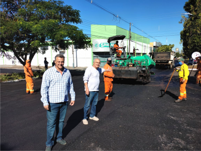 DR. LÍDIO E ZÉ ROBERTO ACOMPANHAM OBRA DE RECAPEAMENTO DE ASFALTO.