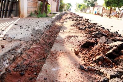 SECRETARIA DE OBRAS REALIZA TRABALHOS NAS RUAS DO BAIRRO VILA MARIZA. 