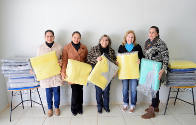 COBERTORES SÃO ENTREGUES A REDE FEMININA E AO PROJETO BOM DE BOLA PELA PREFEITURA