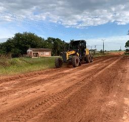 ESTRADA QUE DÁ ACESSO À RODOVIA 386 RECEBE SERVIÇO DE PATROLAMENTO.
