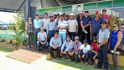 DIRETOR DO DEPARTAMENTO DE DESENVOLVIMENTO ECONÔMICO, VEREADOR CARLINHOS E PRODUTORES RURAIS PARTICIPAM DO SHOW RURAL