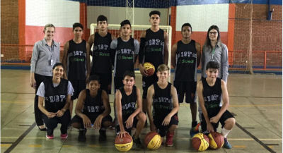 COOPERATIVA SICREDI VIABILIZA UNIFORME PARA A EQUIPE SUB-17 DE BASQUETEBOL DE IGUATEMI.