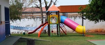 Prefeitura de Iguatemi implanta “parquinhos” nas unidades de educação infantil.