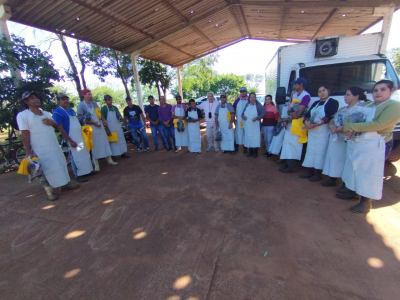 MEMBROS DE COOPERATIVA DE RECICLÁVEIS RECEBEM EPI’s PELAS MÃOS DO PREFEITO.