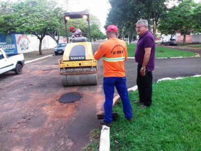 Secretário de obras acompanha operação tapa buracos.