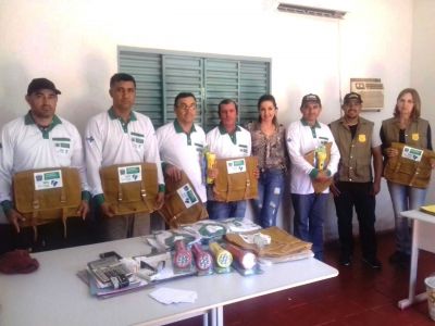Secretária de saúde entrega uniforme e equipamentos ao Centro de Controle de Endemias.