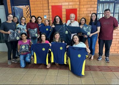PREFEITURA ENTREGA KIT DE UNIFORMES AOS SERVIDORES DA EDUCAÇÃO.