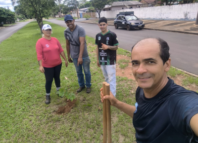 SECRETARIA DE MEIO AMBIENTE DE IGUATEMI REALIZA PLANTIO DE MUDAS DE IPÊ ROXO VÁRIOS LOCAIS DA CIDADE.  